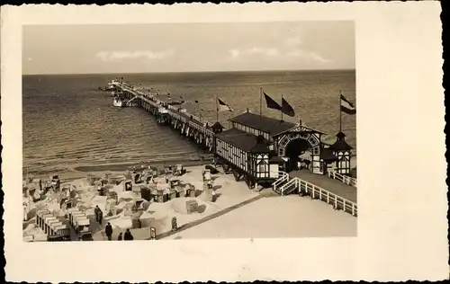 Foto Ak Seebad Binz auf Rügen, Seebrücke, Strandkörbe