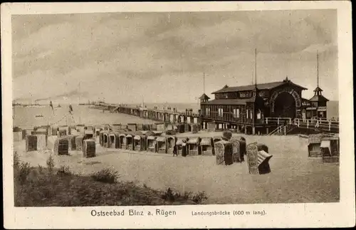 Ak Seebad Binz auf Rügen, Landungsbrücke, Strandkörbe