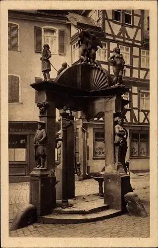 Ak Wertheim am Main, Engelsbrunnen, Statuen, Fachwerkhaus