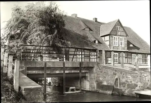 Ak Goldberg in Mecklenburg, Kreisheimatmuseum, Brücke, Fachwerkhaus
