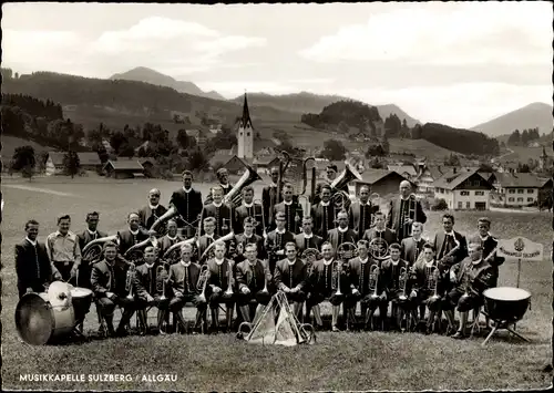 Ak Sulzberg im Oberallgäu, Musikkapelle, Gruppenbild Blick auf den Ort