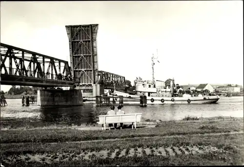 Ak Wolgast in Mecklenburg Vorpommern, geöffnete Zugbrücke, Schiffe, Am Hafen