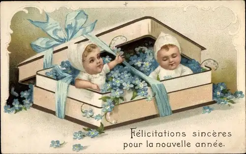 Präge Ak Glückwunsch Neujahr, Babys in Geschenkschachtel, Vergissmeinnicht, Schleife