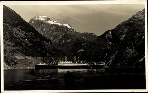 Foto Ak Norwegen, Dampfer, Dampfschiff, Berglandschaft