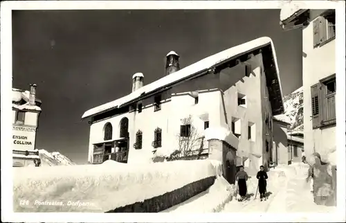 Ak Pontresina Kanton Graubünden Schweiz, Dorfpartie im Winter, Skifahrer