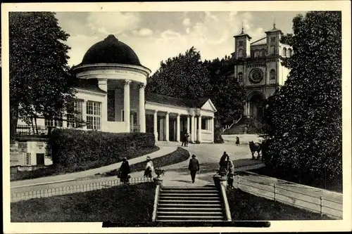 Ak Mariánské Lázně Marienbad Region Karlsbad, Trinkhalle, Kirche