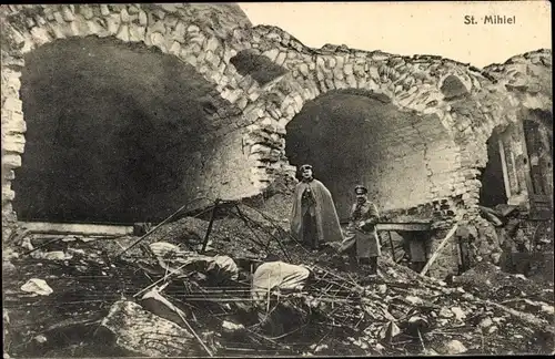 Ak Saint Mihiel Meuse, Lichthof des Forts Camp des Romains, Kriegszerstörung 1. WK