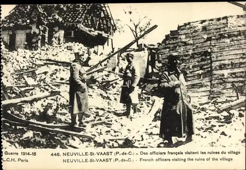 Ak Neuville Saint Vaast Pas de Calais, Officiers francais visitent les ruines du village