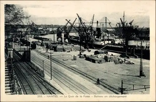 Ak Nantes Loire Atlantique, Le Quai de la Fosse, Bateau en déchargement