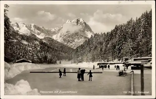 Ak Riessersee Garmisch Partenkirchen Oberbayern, Winterzauber, Schlittschuhpartie, Wald, Zugspitze