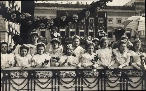 Ak Berlin, Blumengruß der Schulkinder, Hochzeit Kronprinz Wilhelm von Preußen 1905