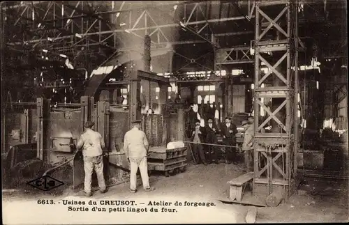 Ak Le Creusot Saône et Loire, Usines Schneider Atelier de forgeage, sortie d'un petit lingot du four