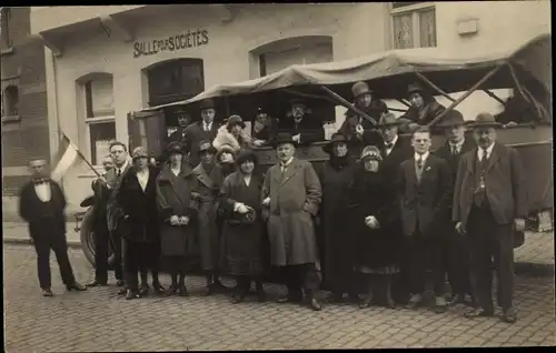 Foto Ak Bruxelles Brüssel ?, Salle pour Societes, Menschengruppe und Autobus