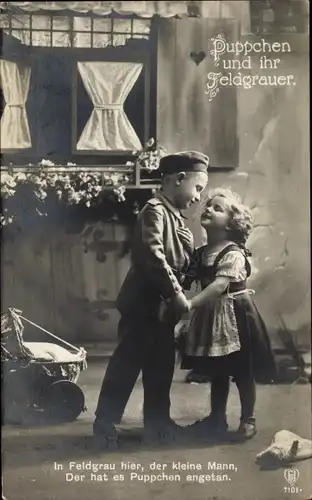 Ak Puppchen und ihr Feldgrauer, Mädchen und Junge in Uniform