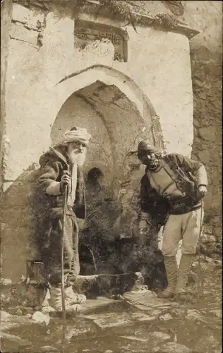 Foto Ak Zwei Bauern holen Wasser von einer Quelle