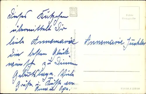 Ak Kleine gestreifte Katze in einem Korb