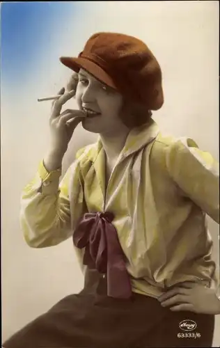 Ak Portrait einer Frau mit Zigarette