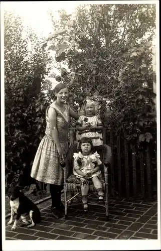 Foto Ak Drei Mädchen und Hund auf einer Terrasse