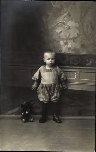 Foto Ak Kleiner Junge mit Teddy, Kinderportrait
