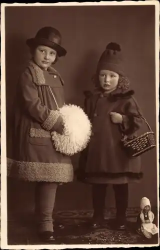 Foto Ak Zwei Mädchen in Mänteln, Puppe, Muff