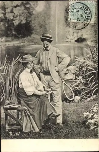 Ak Mann und Frau mit Tennisschlägern, Park