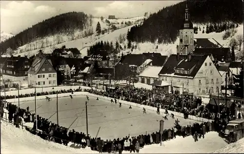 Ak Geising Altenberg im Erzgebirge, Eis-Stadion im Winter, Kirche, Zuschauer