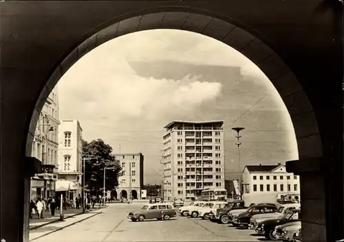 Ak Rostock, Hochhaus am Ernst-Thälmann-Platz, Parkplatz