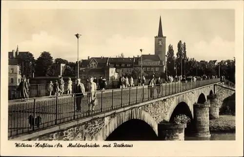 Ak Wilkau Haßlau in Sachsen, Muldenbrücke mit Rathaus, Passanten