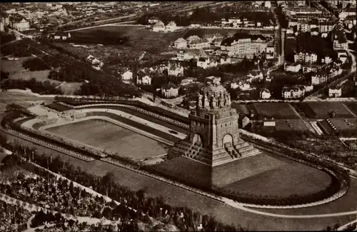 Ak Leipzig in Sachsen, Fliegeraufnahme vom Völkerschlachtdenkmal