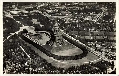 Ak Leipzig in Sachsen, Völkerschlachtdenkmal, Fliegeraufnahme