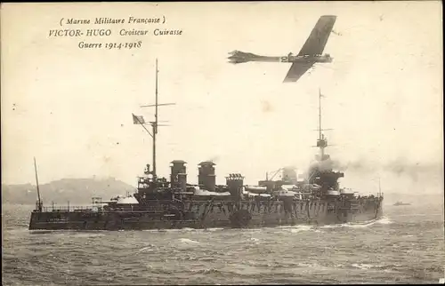 Ak Französisches Kriegsschiff, Victor Hugo, Croiseur Cuirasse, Flugzeug