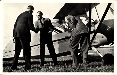 Ak Prinz Bernhard der Niederlande vor einem Sportflugzeug