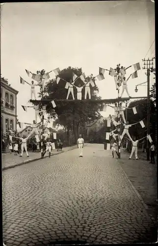 Foto Ak Turnfest, Festtor, Turner mit Fahnen