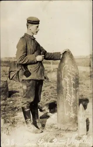 Foto Ak Noyelles, Deutscher Soldat mit 38cm Geschoss, 1. WK