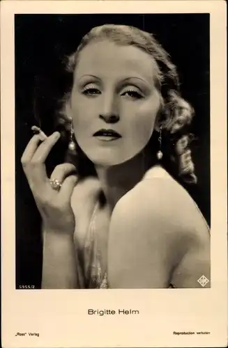 Ak Schauspielerin Brigitte Helm, bekannt aus Metropolis, Portrait, Zigarette