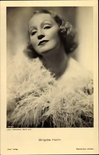 Ak Schauspielerin Brigitte Helm, bekannt aus Metropolis, Portrait mit Stola