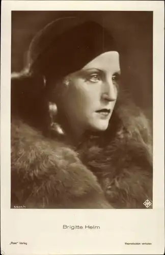 Ak Schauspielerin Brigitte Helm, bekannt aus Metropolis, Portrait mit Pelzstola, Ross Nr. 5501/1