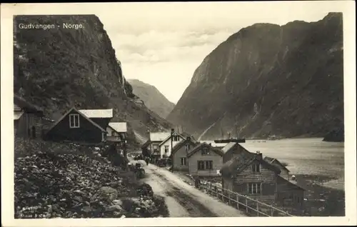 Ak Gudvangen Norwegen, Blick auf den Ort, Fjord