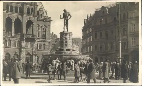 Foto Ak Liberec Reichenberg in Böhmen, Denkmal, Springbrunnen