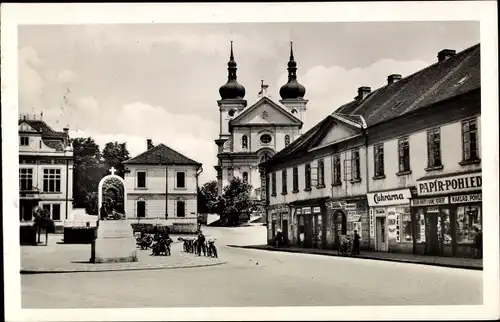 Ak Stará Boleslav Altbunzlau Mittelböhmen, Marktplatz, Geschäfte, Kirche