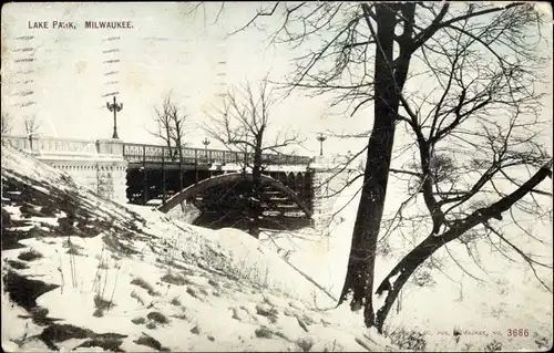 Ak Milwaukee Wisconsin USA, Lake Park im Winter, Brücke