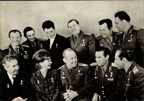 Ak Kosmonaut Juri Alexejewitsch Gagarin mit weiteren Kosmonauten