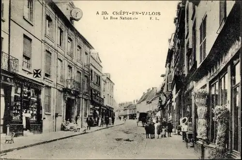 Ak Crépy en Valois Oise, La Rue Nationale