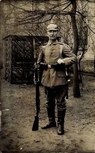 Foto Ak Deutscher Soldat in Uniform, Pickelhaube, Gewehr, I. WK