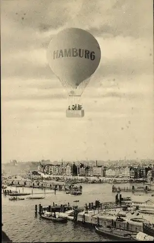 Ak Hamburg, Ballon über der Stadt