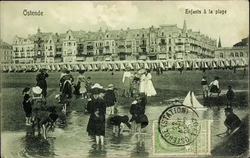 Ak Ostende Westflandern, Enfants a la plage, spielende Kinder am Strand, Strandkabinen