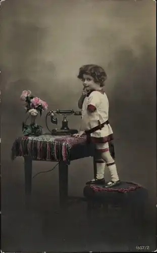 Ak Kleinkind auf einem Hocker stehend, Telefon