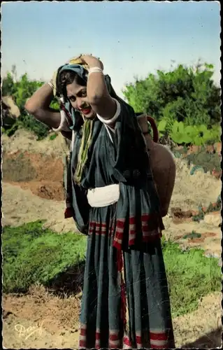 Ak Scenes d'Afrique, Bedouine a la Gargoulette