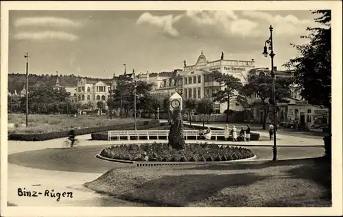 Foto Ak Seebad Binz auf Rügen, Wendeplatz, Uhr
