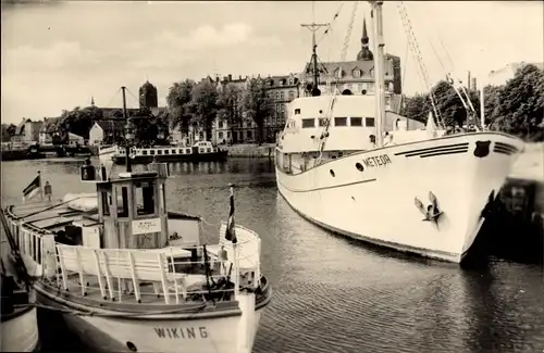 Ak Stralsund in Vorpommern, Im Hafen, Schiff Meteor und Wiking